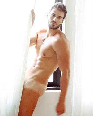 Lucas Malvacini, intervistato da un magazine gay, posa quasi nudo