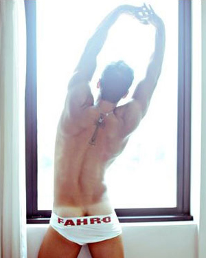 Lucas Malvacini, intervistato da un magazine gay, posa quasi nudo