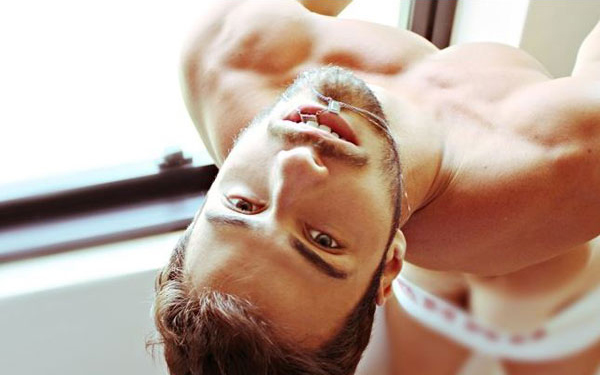 Lucas Malvacini, intervistato da un magazine gay, posa quasi nudo