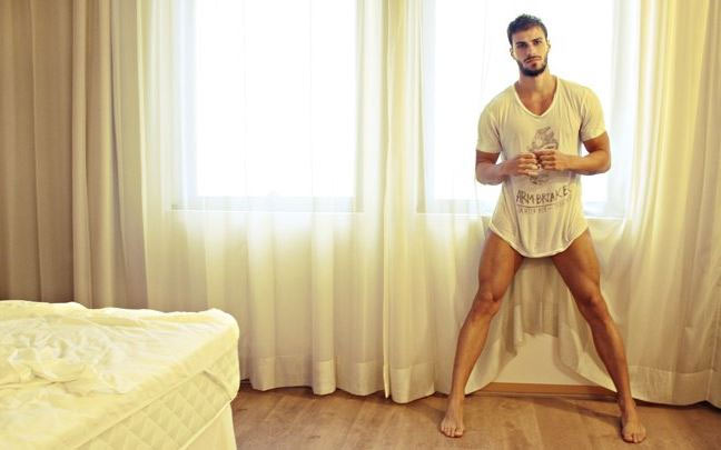 Lucas Malvacini, intervistato da un magazine gay, posa quasi nudo