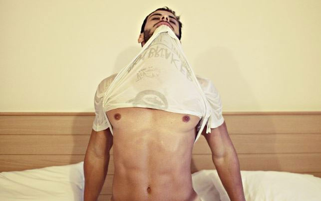Lucas Malvacini, intervistato da un magazine gay, posa quasi nudo