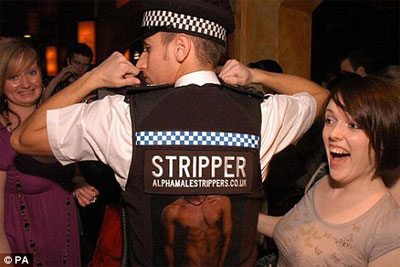 Lo stripper poliziotto che fa arrabiare Scotland Yard