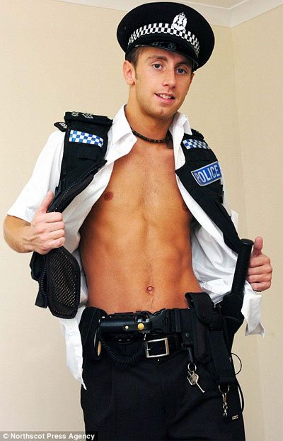 Lo stripper poliziotto che fa arrabiare Scotland Yard