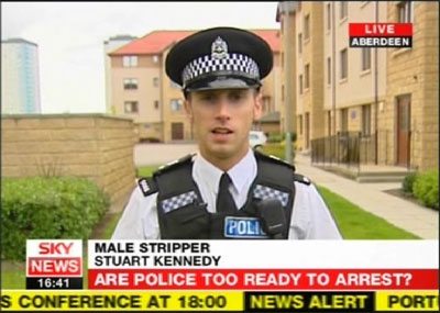 Lo stripper poliziotto che fa arrabiare Scotland Yard