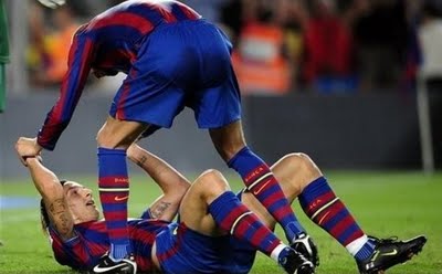 Piqu&eacute; e Ibra, e la mano morta in campo. Le foto della complicit&agrave;