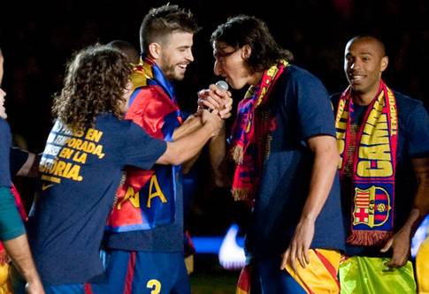 Piqu&eacute; e Ibra, e la mano morta in campo. Le foto della complicit&agrave;