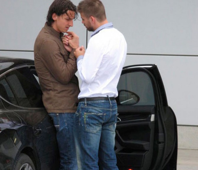 Piqu&eacute; e Ibra, e la mano morta in campo. Le foto della complicit&agrave;