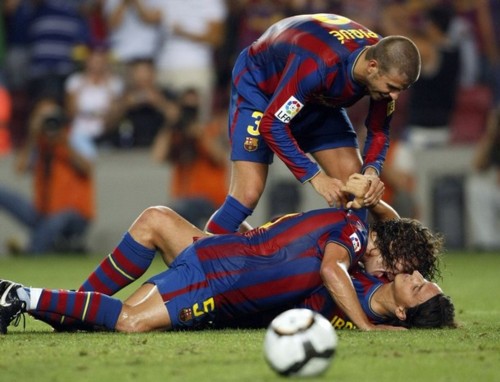 Piqu&eacute; e Ibra, e la mano morta in campo. Le foto della complicit&agrave;