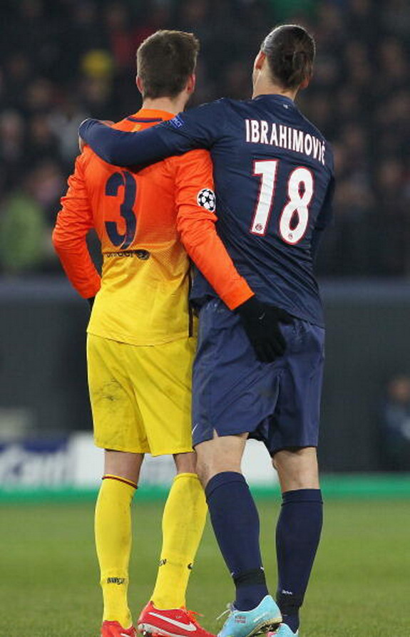 Piqu&eacute; e Ibra, e la mano morta in campo. Le foto della complicit&agrave;