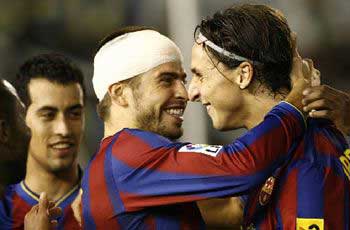 Piqu&eacute; e Ibra, e la mano morta in campo. Le foto della complicit&agrave;