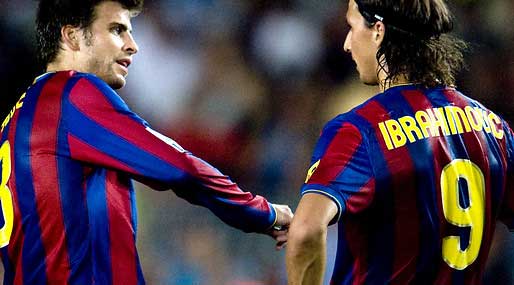 Piqu&eacute; e Ibra, e la mano morta in campo. Le foto della complicit&agrave;