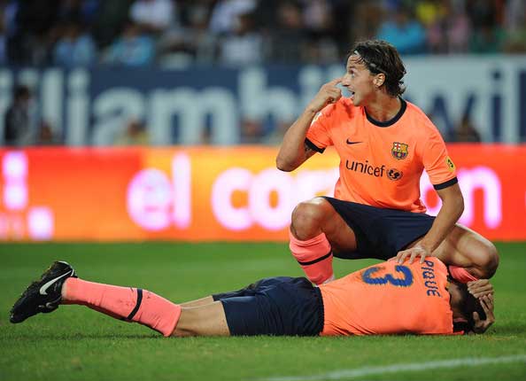 Piqu&eacute; e Ibra, e la mano morta in campo. Le foto della complicit&agrave;