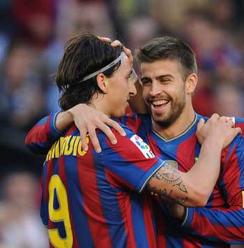 Piqu&eacute; e Ibra, e la mano morta in campo. Le foto della complicit&agrave;