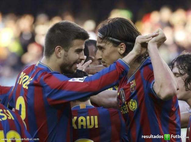Piqu&eacute; e Ibra, e la mano morta in campo. Le foto della complicit&agrave;