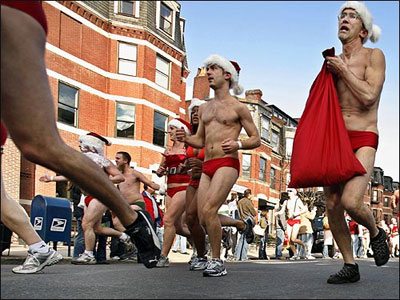 La corsa dei Babbi Natale in mutande