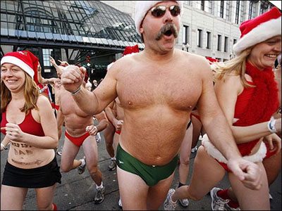 La corsa dei Babbi Natale in mutande