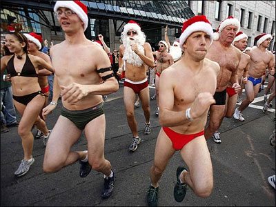 La corsa dei Babbi Natale in mutande