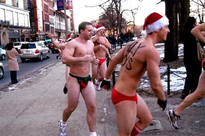La corsa dei Babbi Natale in mutande