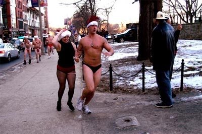 La corsa dei Babbi Natale in mutande