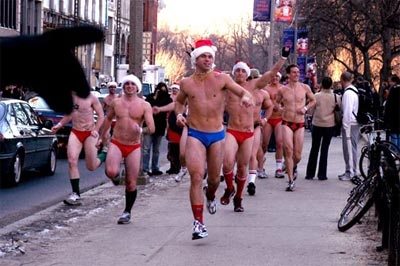 La corsa dei Babbi Natale in mutande