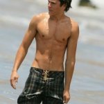 Zac Efron mette in mostra i muscoli - Thumbnail