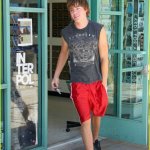 Zac Efron mette in mostra i muscoli - Thumbnail