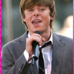 Zac Efron mette in mostra i muscoli - Thumbnail