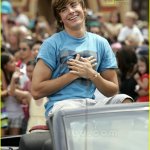 Zac Efron mette in mostra i muscoli - Thumbnail