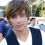Zac Efron mette in mostra i muscoli - Thumbnail