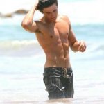 Zac Efron mette in mostra i muscoli - Thumbnail