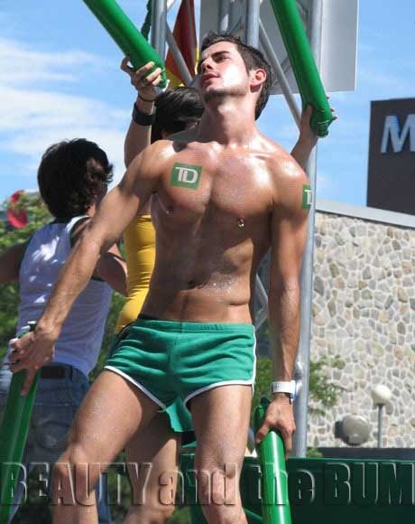 Montreal Gay pride: va in scena il circo