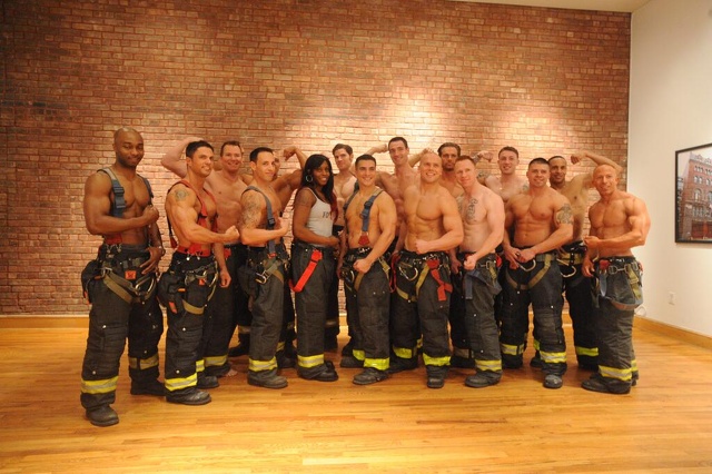 I pompieri di New York presentano il nuovo calendario a Times Square