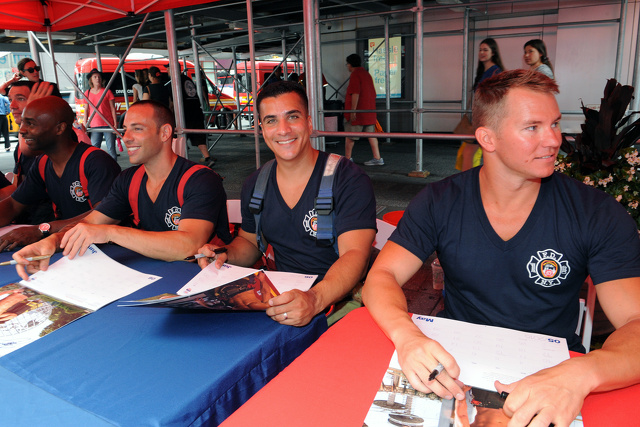 I pompieri di New York presentano il nuovo calendario a Times Square