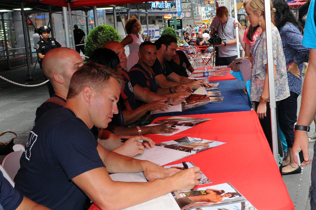 I pompieri di New York presentano il nuovo calendario a Times Square