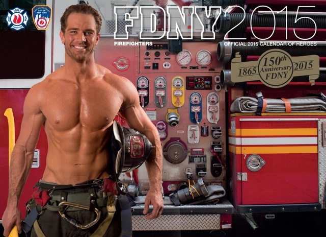 I pompieri di New York presentano il nuovo calendario a Times Square