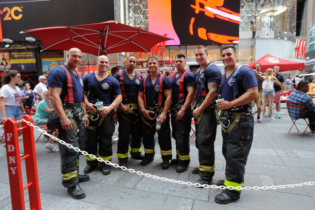 I pompieri di New York presentano il nuovo calendario a Times Square