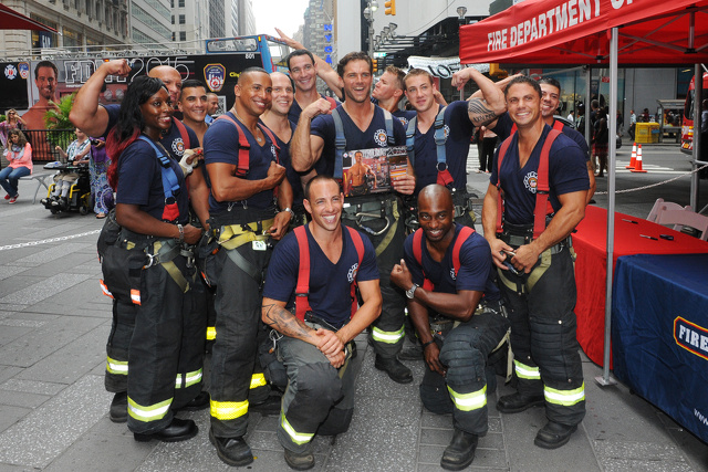 I pompieri di New York presentano il nuovo calendario a Times Square