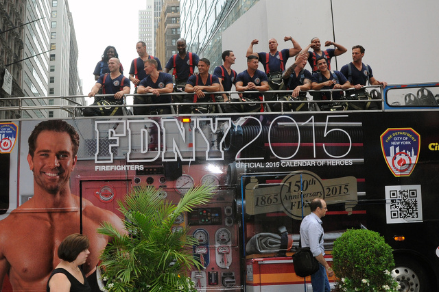 I pompieri di New York presentano il nuovo calendario a Times Square