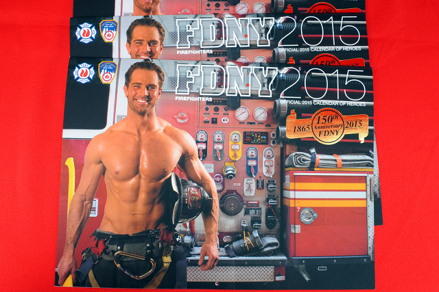 I pompieri di New York presentano il nuovo calendario a Times Square