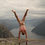Uomo fa il giro del mondo nudo (e a testa in gi&ugrave;). Ecco perch&eacute; - Thumbnail