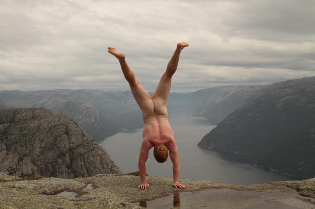 Uomo fa il giro del mondo nudo (e a testa in gi&ugrave;). Ecco perch&eacute;