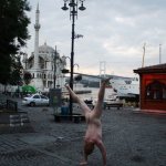 Uomo fa il giro del mondo nudo (e a testa in gi&ugrave;). Ecco perch&eacute; - Thumbnail