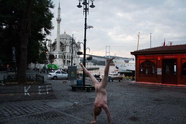 Uomo fa il giro del mondo nudo (e a testa in gi&ugrave;). Ecco perch&eacute;