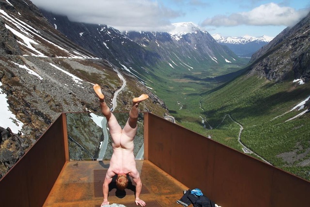 Uomo fa il giro del mondo nudo (e a testa in gi&ugrave;). Ecco perch&eacute;
