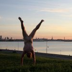 Uomo fa il giro del mondo nudo (e a testa in gi&ugrave;). Ecco perch&eacute; - Thumbnail