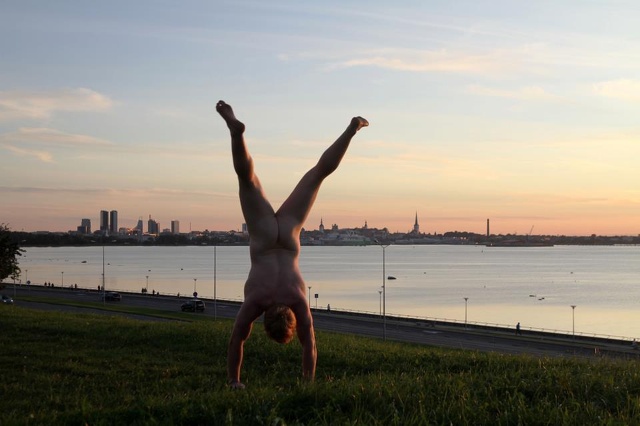 Uomo fa il giro del mondo nudo (e a testa in gi&ugrave;). Ecco perch&eacute;