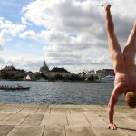 Uomo fa il giro del mondo nudo (e a testa in gi&ugrave;). Ecco perch&eacute; - Thumbnail