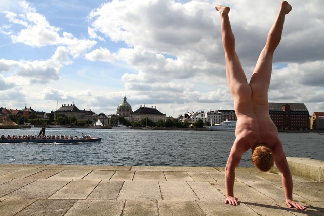 Uomo fa il giro del mondo nudo (e a testa in gi&ugrave;). Ecco perch&eacute;