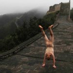Uomo fa il giro del mondo nudo (e a testa in gi&ugrave;). Ecco perch&eacute; - Thumbnail