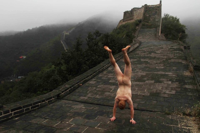 Uomo fa il giro del mondo nudo (e a testa in gi&ugrave;). Ecco perch&eacute;